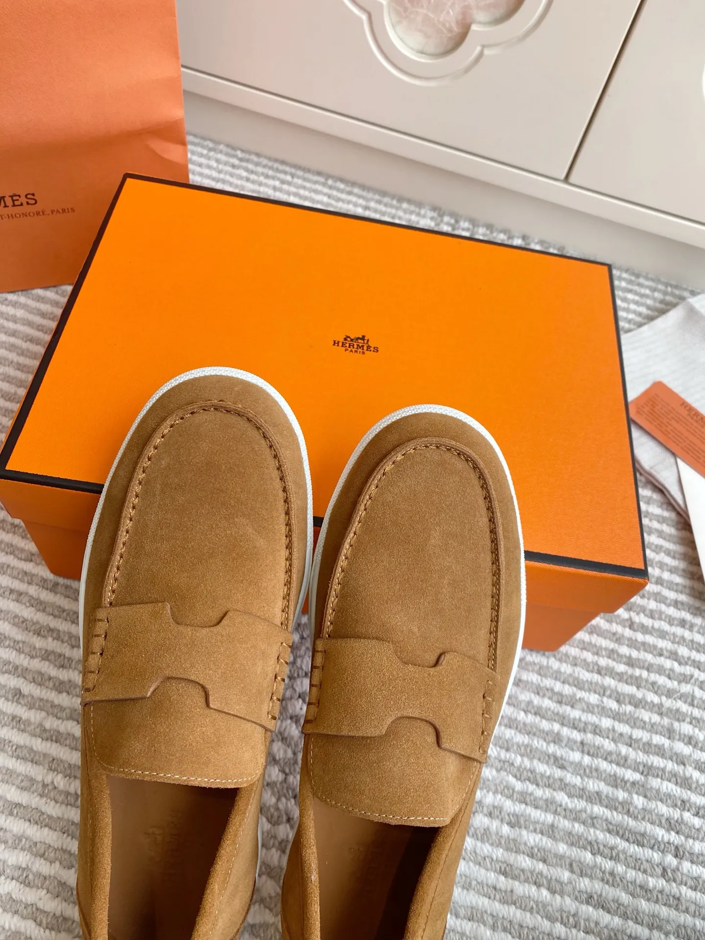 p560✨Hermes Couple Loafers｜Walking in the urban high-end, easily wearing Hermès temperament✨Who says luxury and comfort can’t have both?  This pair of H’s classic loafers really does it!  ▪️"Customized imported Yangjing fabric" is soft and delicate ▪️"Full sheepskin lining" + "soft-soled shoes" design. Your feet will be healed the moment you put them on~ It's like stepping on clouds☁️You won't feel tired after walking all day!  The iconic "H" buckle is low-key and luxurious. It is matched with a rubber outsole. It is lightweight and stylish. Whether you are commuting or shopping, you can easily achieve casual urban style🏙 Can be worn by couples. Full range of sizes, girls 35-41 | boys 39-45. Wear them together when going out. Sweet and high-end💑 Original mold opening. Details are in place. Those who understand will be attracted at a glance ️❤️ #Hermès loafers #coupleshoes #lightweight and versatile shoes